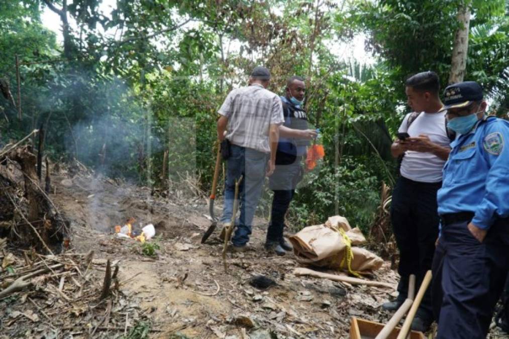 El hallazgo de la fosa clandestina donde estaba la osamenta es producto de la búsqueda que hace la Policía de los cinco líderes comunales garífunas de la aldea Triunfo de la Cruz de Tela que están desaparecidos desde el 18 de julio.