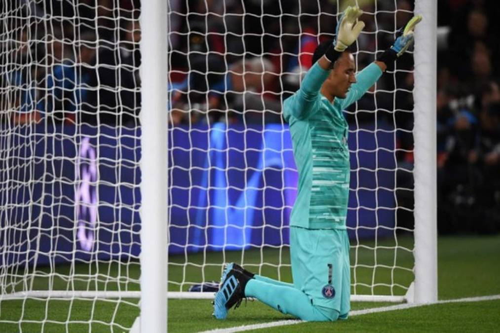 El portero Keylor Navas elevó una oración antes de que iniciara el partido. El tico vivió un juego especial al enfrentar a su exclub.