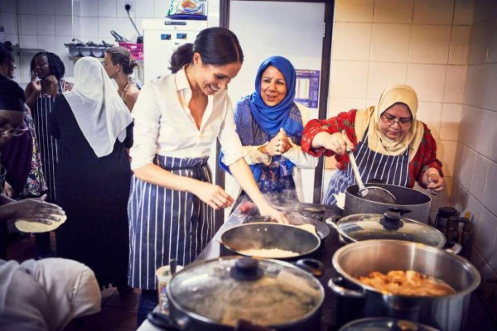 Meghan se arremangó, vistió un delantal y puso manos en la masa en la cocina de un centro musulmán para ayudar a preparar recetas de Europa, Oriente Medio y el norte de África.