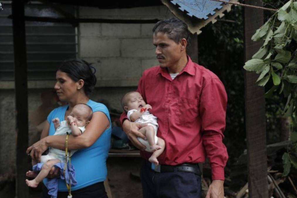 Óscar y Enma están felices de tener nuevamente a sus hijos juntos. El amor es lo que les sobra a los pequeños.