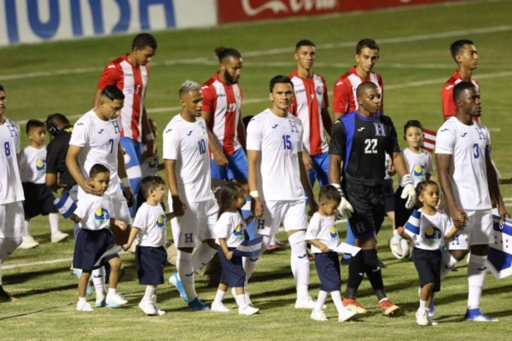 La salida de los equipos titulares de Honduras y Puerto Rico a la cancha del Nacional.