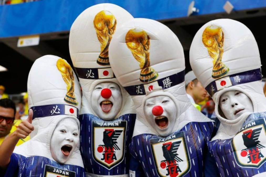 Los curiosos disfraces de aficionados japoneses en las gradas del estadio. Foto AFP