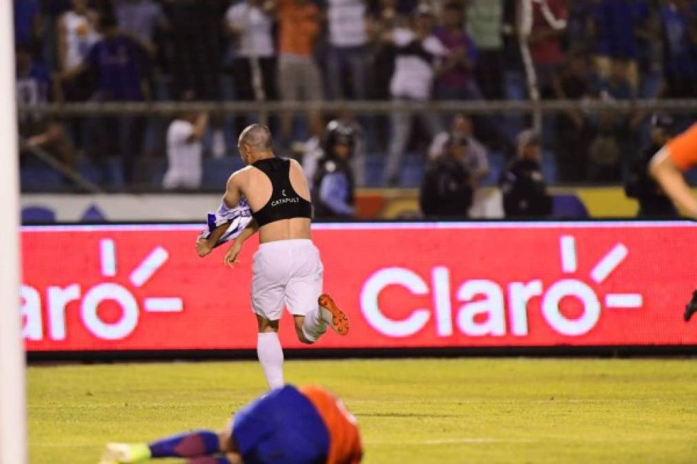 Jonathan Rubio se quitó la camiseta celebrando su gol.