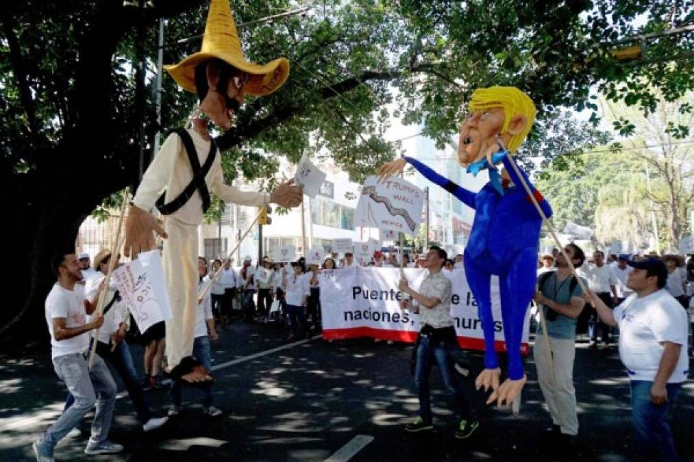Un mexicano y Trump se enfrentaron en las calles mexicanas haciendo una representación del conflicto migratorio entre Estados Unidos y México.
