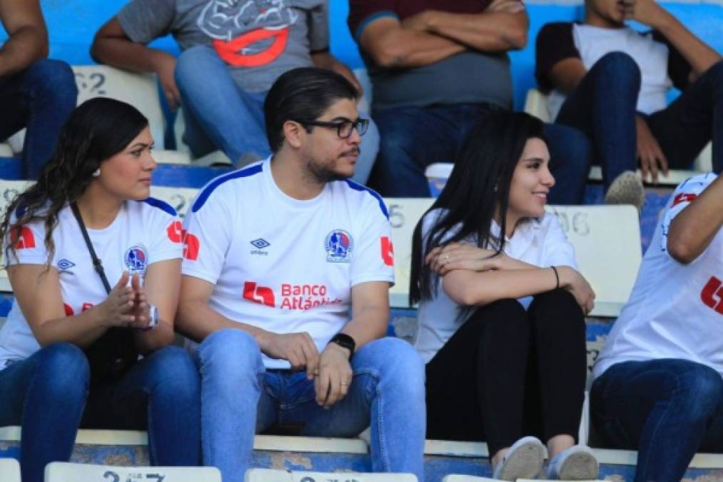 Aficionados del Olimpia apoyando a su equipo ante Real de Minas.