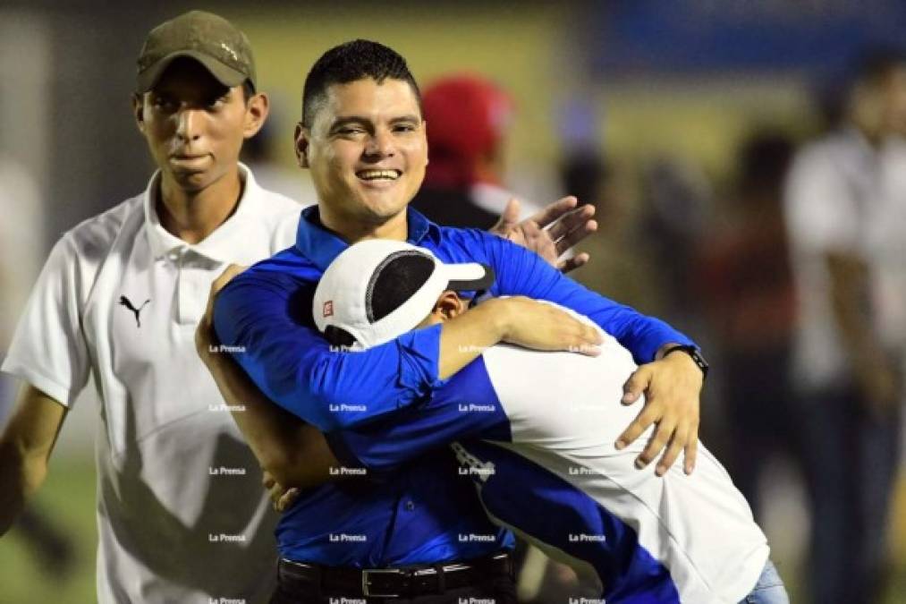 Luis Alvarado celebrando con los aficionados la salvación.