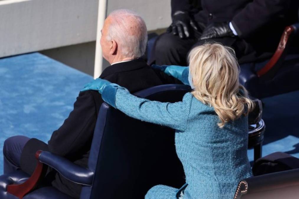 En un momento de la ceremonía de este miércoles, la primera dama de Estados Unidos fue captada poniendo sus manos en los hombros de su esposo en señal de apoyo.