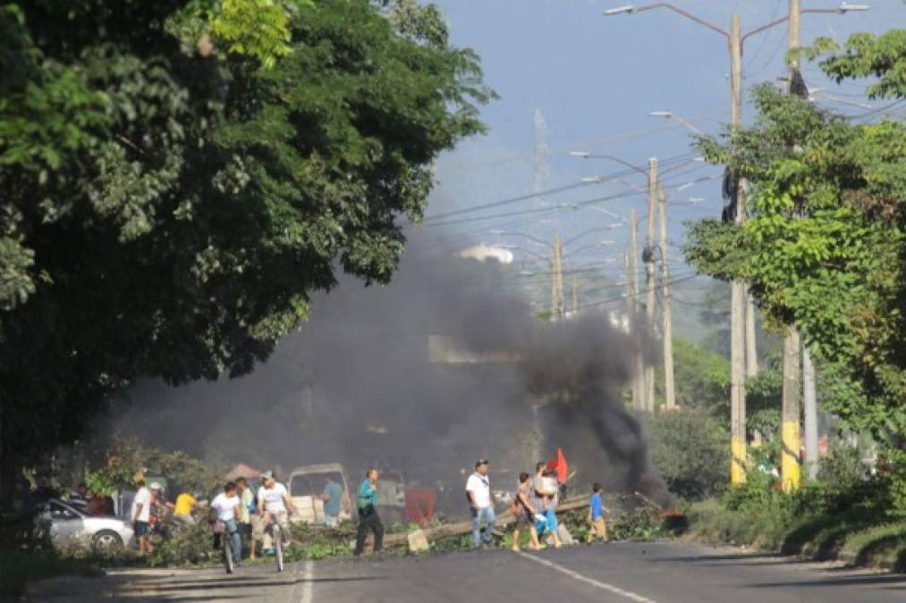 Toma de carretera en la colonia Periodista.