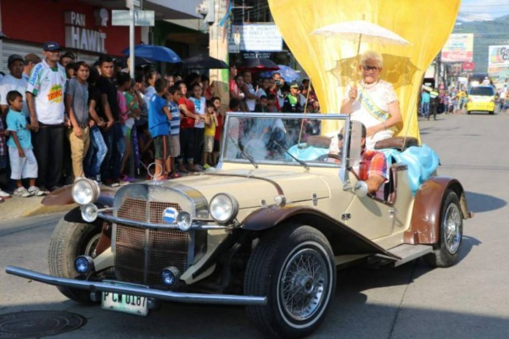 Un vehículo clásico traslada a una reina de la tercera edad por la calle principal de El Progreso, Yoro, zona norte de Honduras.