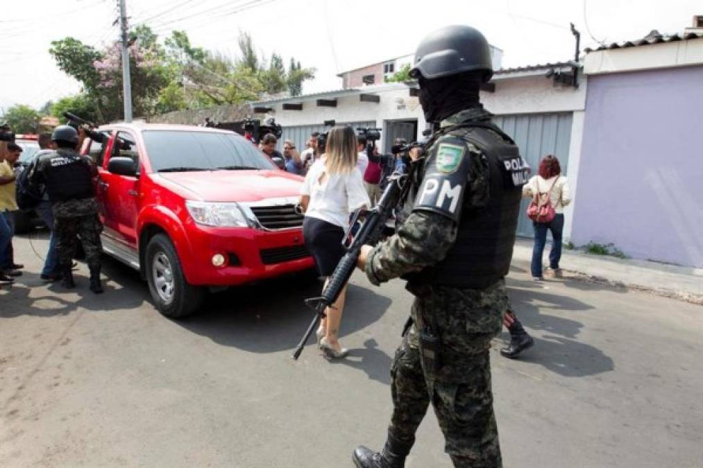 Policías militares custodian a Sergio Rodríguez Orellana después de arrestarlo en su casa en la colonia Miraflores de Tegucigalpa hoy, lunes 2 de mayo de 2016, en Tegucigalpa (Honduras). EFE