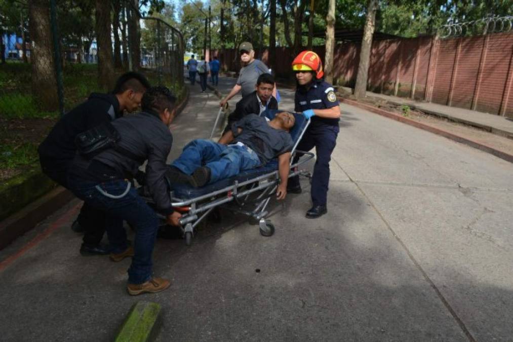 El director del Roosevelt, Carlos Soto, calificó de 'masacre' el hecho, que se desató por la presencia en el lugar de Anderson Daniel Cabrera Cifuentes, de 29 años y miembro Mara Salvatrucha (MS), convicto desde 2013 de varios delitos, entre ellos asesinato.