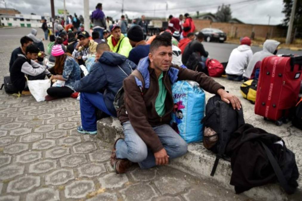 Por tramos arrastraban las maletas y sus rostros revelaban una desesperación tan grande que dejaban en segundo plano el daño que en algunos causaba su andar con calzado inadecuado.