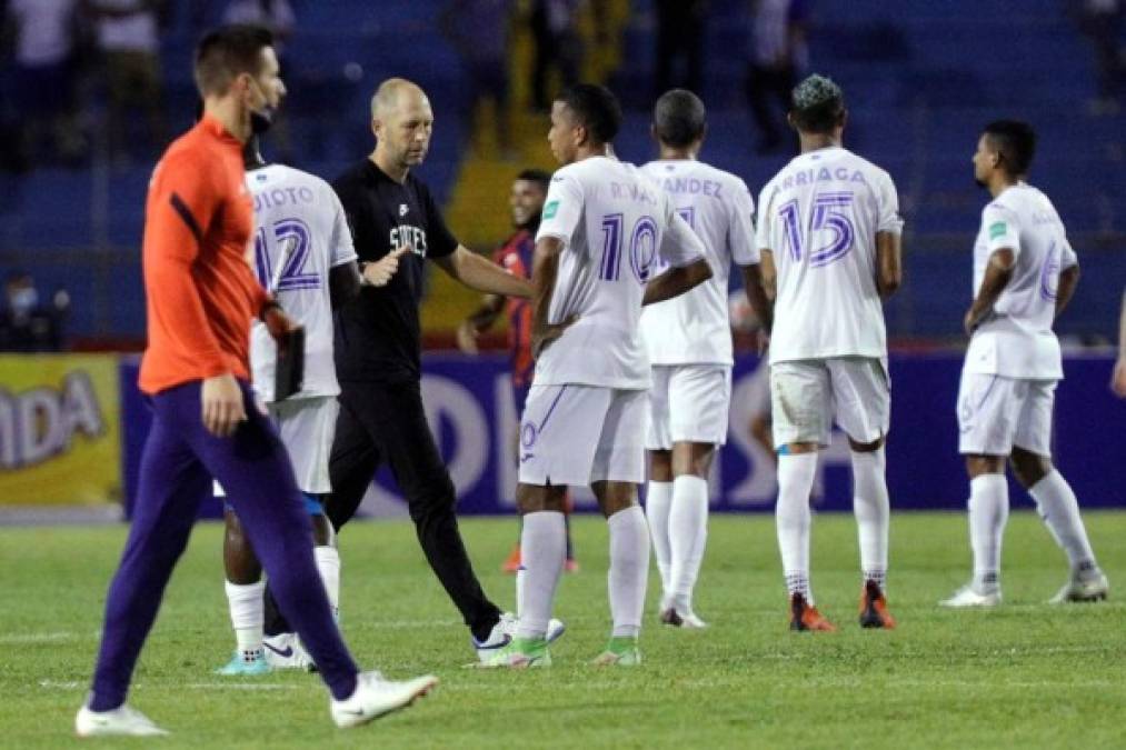 El entrenador de Estados Unidos, Gregg Berhalter, tuvo un gran gesto al final del partido y se acercó a saludar y consolar a los jugadores hondureños.