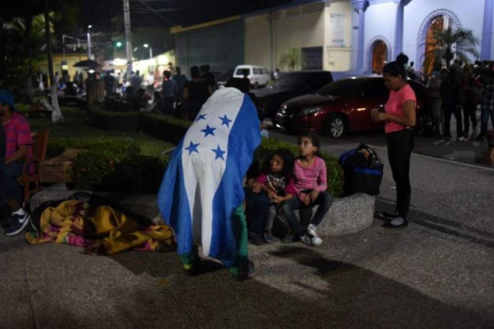 Ana Pinto, una joven madre hondureña, viaja en la caravana junto a sus tres hijos menores de edad.