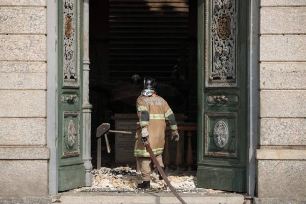 Los bomberos empezaron a ingresar con prudencia en las ruinas del edificio, para verificar si aún se puede 'salvar algo' de su inmenso patrimonio.