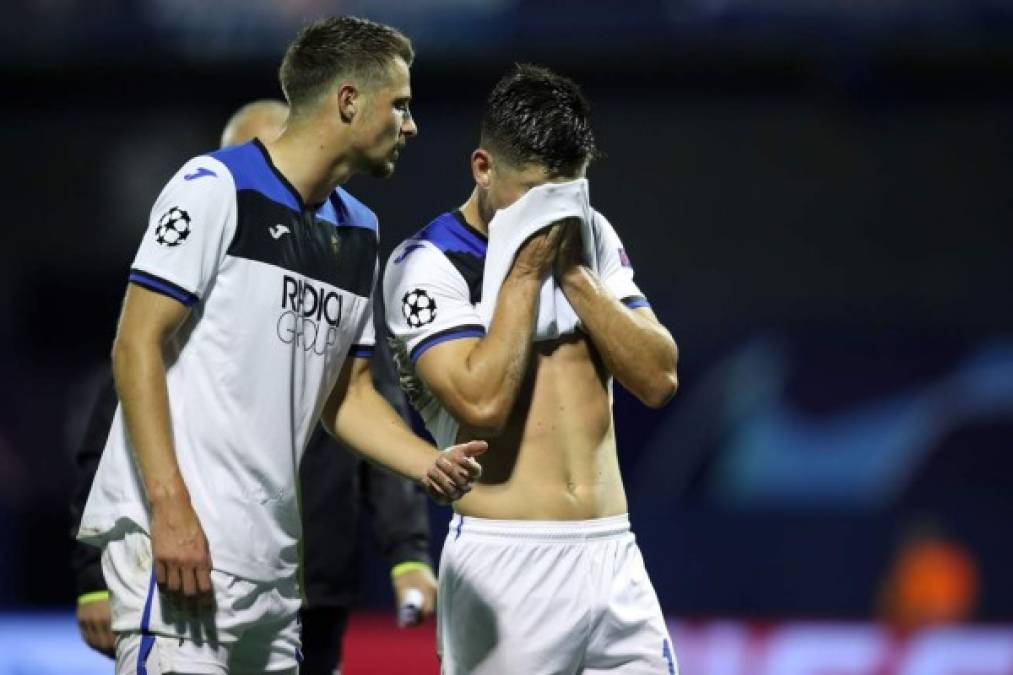 Jugadores del Atalanta, tristes al final del partido que perdieron contra el Dinamo Zagreb.