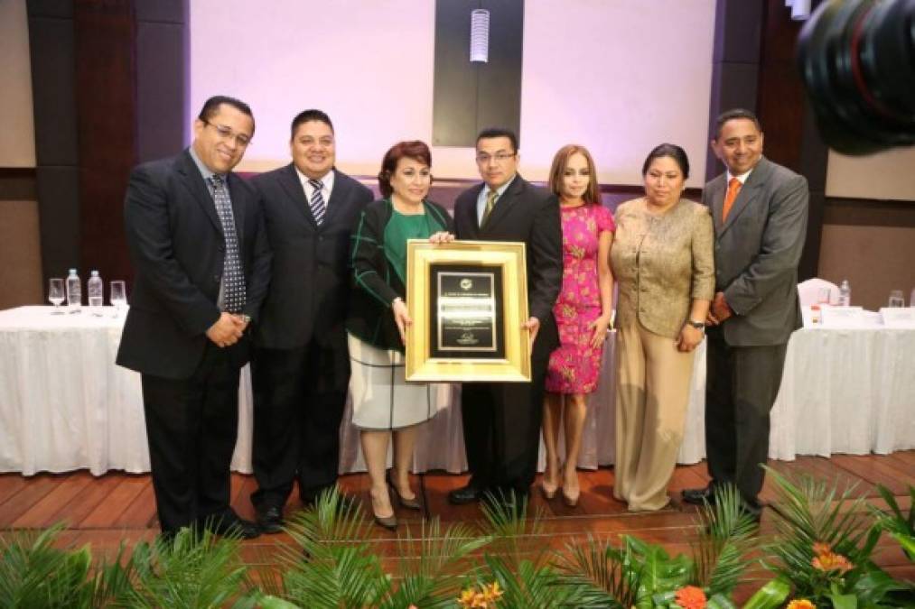 La galardonada María Antonia de Fuentes junto a la directiva central del Colegio de Periodistas de Honduras.