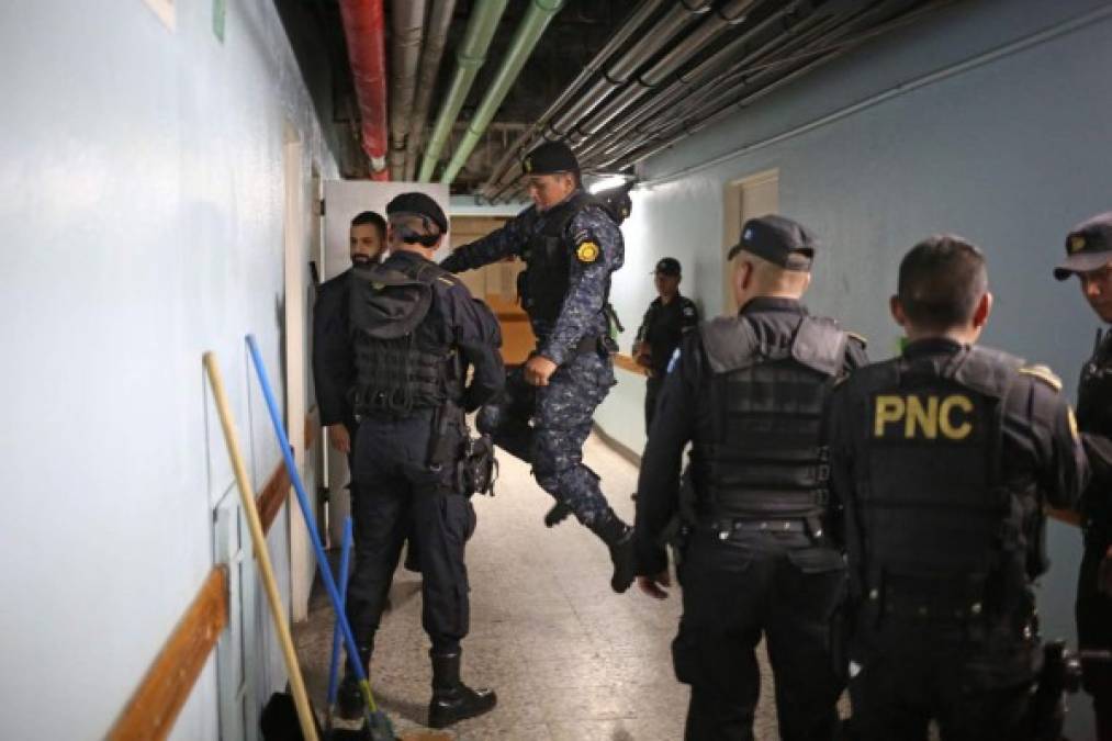 Cientos de policías buscan al pandillero fugado en baños, quirófanos y techo del hospital.