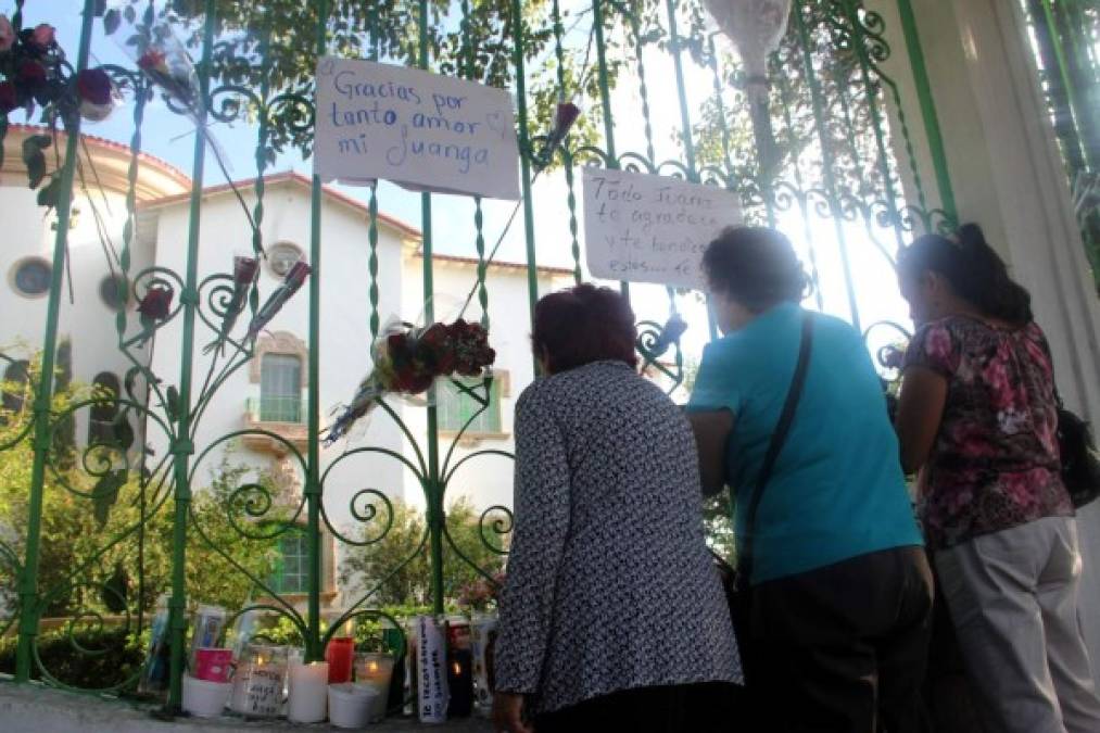 Los fans exigen a gritos a la Policía que los dejen ver y despedirse de su Ídolo.<br/>