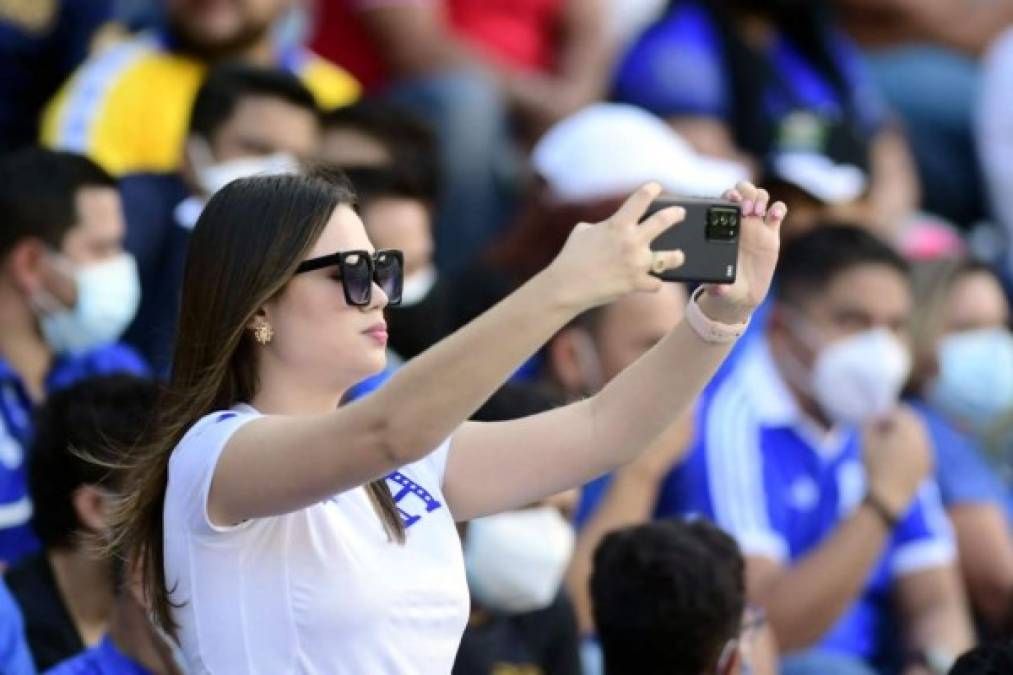 Una hermosa aficionada hondureña en las gradas del estadio Cuscatlán.