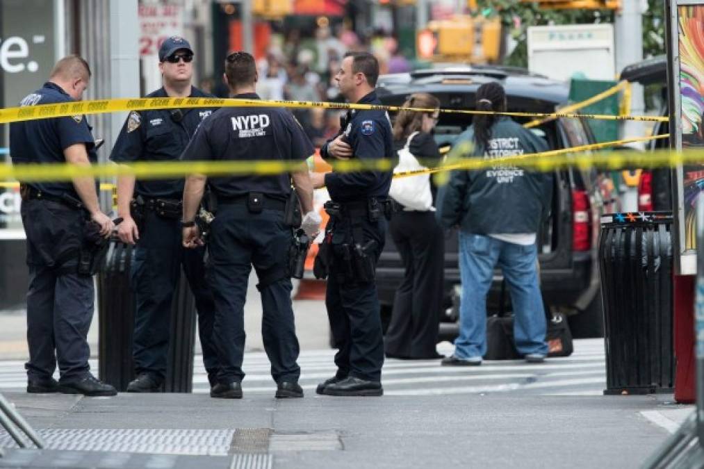 La zona donde explotó la bomba casera en el barrio de Chelsea permanece custodiada por agentes.