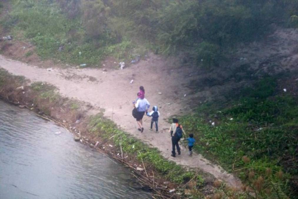 Varias familias hondureñas comenzaron a cruzar el río bravo tras recibir el rechazo de sus solicitudes de asilo en el punto fronterizo.