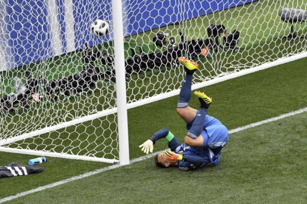 Manuel Neuer no pudo parar el disparo del 'Chucky' Lozano. Foto AFP