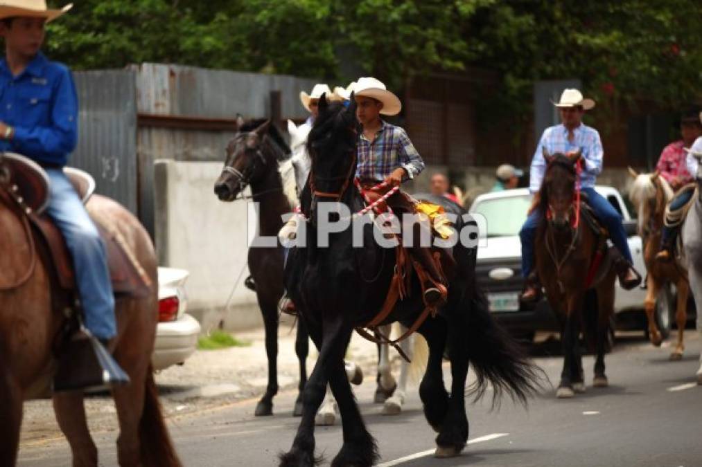 También participaron en el desfile las empresas agrícolas que mostraron equipo moderno y el producto que ofrecen al agricultor del Valle de Sula.