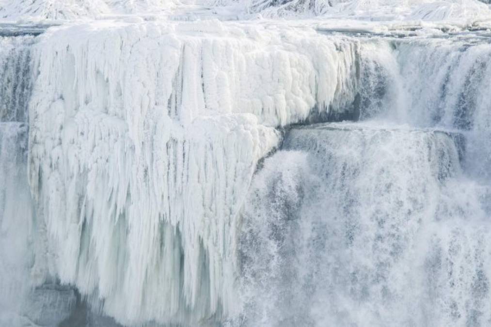La ola de frío que se ha apoderado de gran parte de Canadá y Estados Unidos casi ha congelado las cataratas del Niágara creando un espectáculo de hielo único.