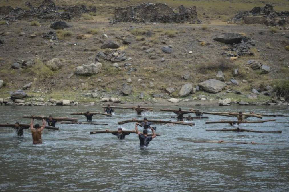 Los combatientes de la resistencia entrenan duro en el valle del Panshir para defender su territorio de los combatientes talibanes.