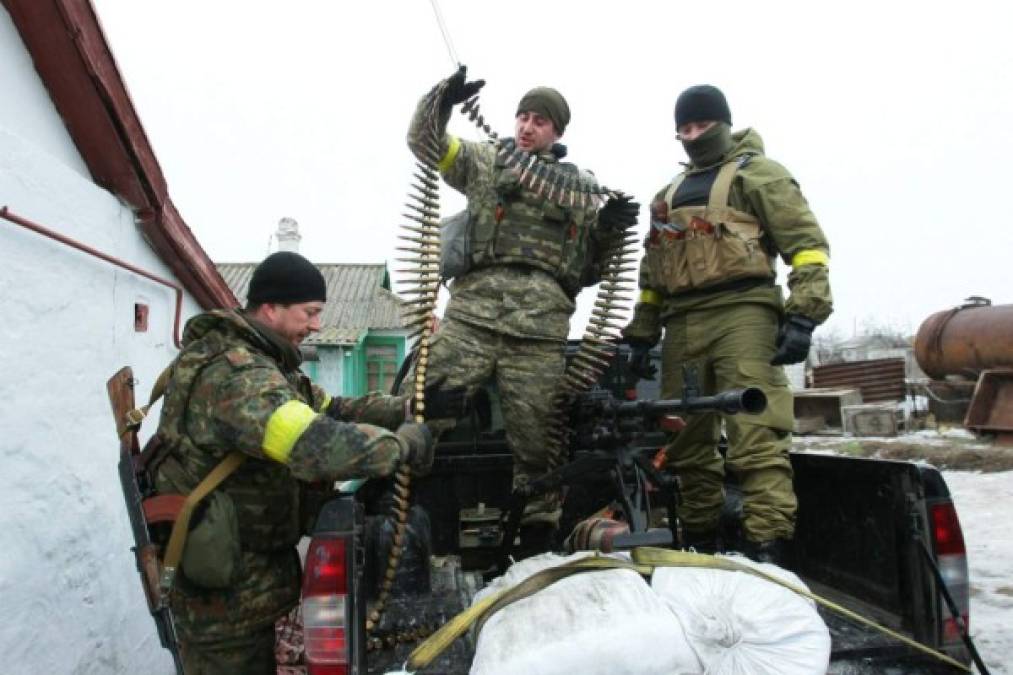 Soldados ucranianos se preparan para entrar en combate contra los separatistas prorrusos del este.