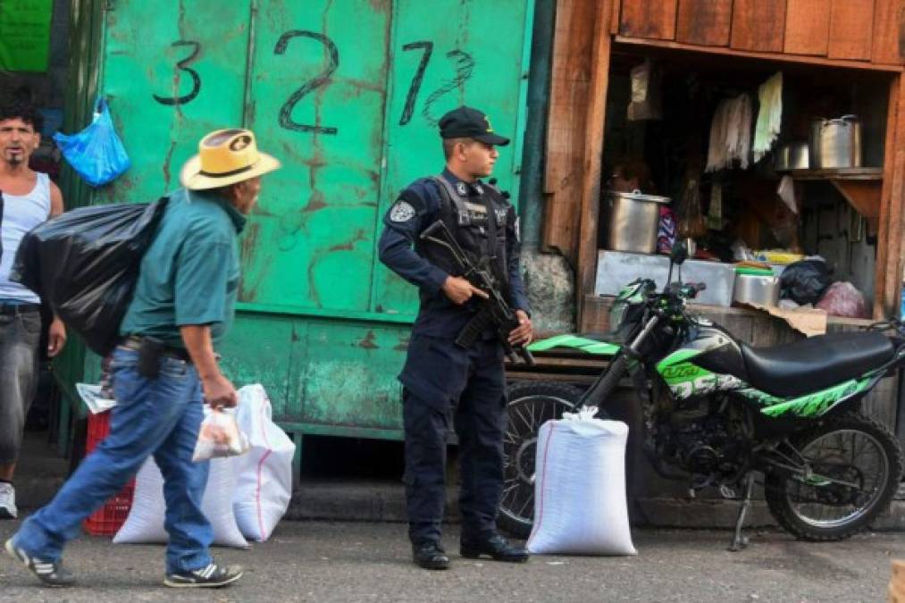 El presidente Juan Orlando Hernández, en Consejo de Secretarios de Estado, emitió un decreto en el que se prohibe 'terminantemente en todo el territorio nacional, durante el periodo comprendido entre el jueves 23 y el jueves 30 de noviembre del presente año, la portació de cualquier arma de fuego, municiones, explosivos y otros artefactos o sustancias similares'. Más de 6 millones de hondureños están llamados a las urnas para elegir a un presidente, tres vicepresidentes, 128 diputados al Parlamento nacional y 20 al Centroamericano, además de 298 alcaldías. La medida se aplica aunque las armas estén registradas o exista un permiso para su portación, señala un comunicado de Gobierno.