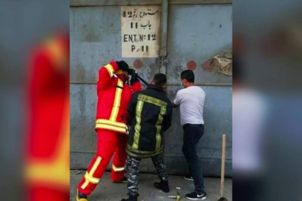 La última imagen de tres bomberos intentando abrir las puertas del almacén donde se encontraban más de 2,000 toneladas de nitrato de amonio, para intentar apagar el incendio que provocó una gigantesca explosión en Beirut ha causado conmoción en redes sociales.