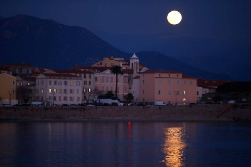 Como un hermoso cuadro la luna se ve reflejada en el Mediterráneo francés.
