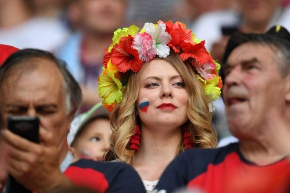 Las rusas engalanaron con su belleza las gradas del Samara Stadium. Foto AFP