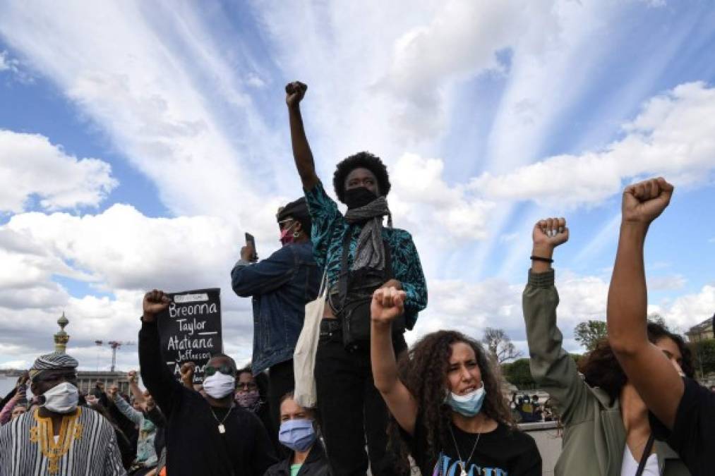 Con la frase 'No puedo respirar' como lema, pronunciada por George Floyd cuando moría a manos de la policía en Estados Unidos, miles de personas desafiaron este sábado a la pandemia del coronavirus para manifestarse contra las desigualdades sociales y la brutalidad policial. AFP