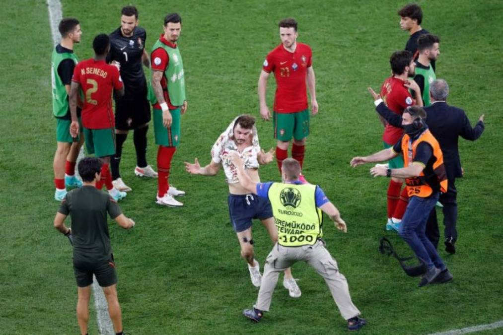 Otro aficionado también se metió a la cancha tras el pitazo final.