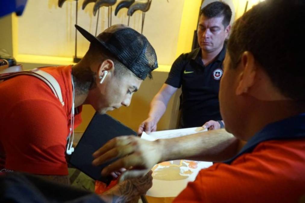 Eduardo Vargas fue otro de los futbolistas asediados por los aficionados.