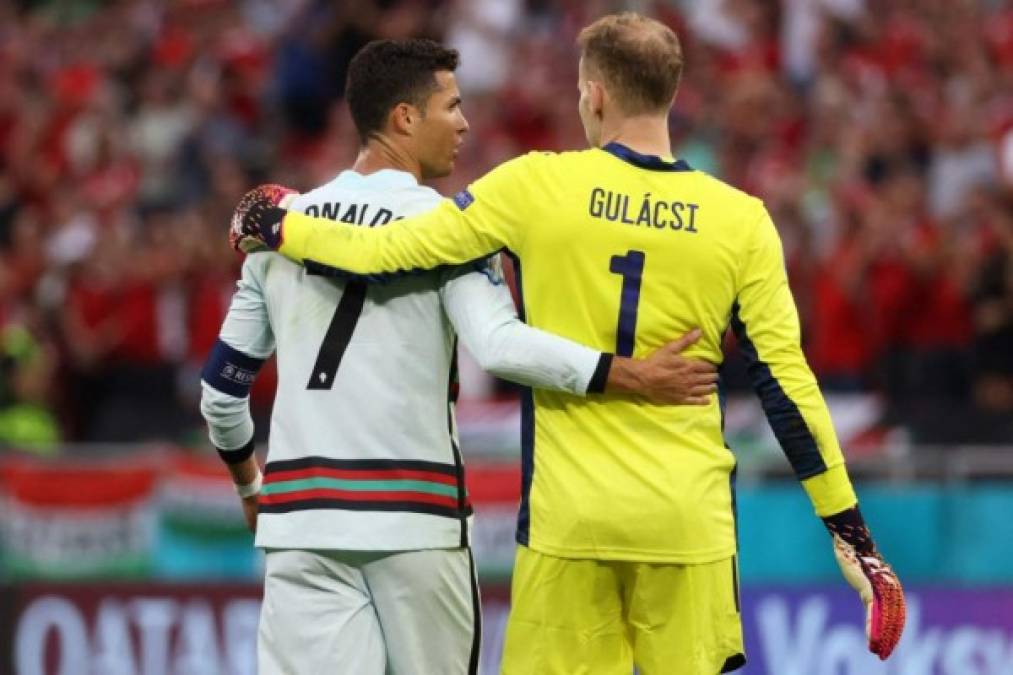 Tras el pitazo final, Cristiano Ronaldo se fue a saludar al portero húngaro Péter Gulácsi.