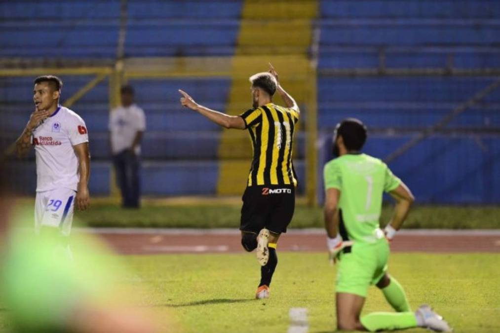 El delantero uruguayo Delis Vargas corre a celebrar el gol que le marcó al Olimpia.