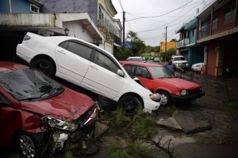 El director de la Policía Nacional Civil (PNC), Mauricio Arriaza, añadió que otros dos fallecidos también se registraron en el departamento de San Salvador.