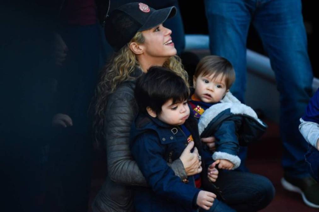 Shakira cargando a sus dos hijos.