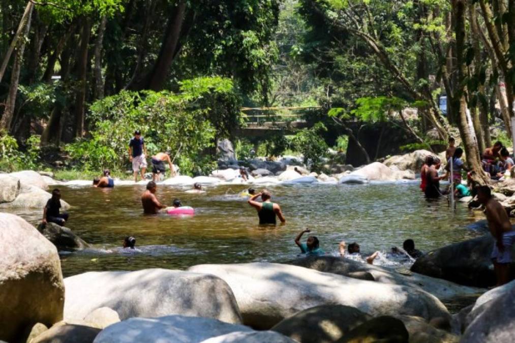 En Semana Santa el termómetro puede marcar más de 40 grados centígrados de temperatura, por lo que bañarse con agua que baja de las montañas y bajo sombras de árboles es sin duda una de las mejores formas para calmar el calor.