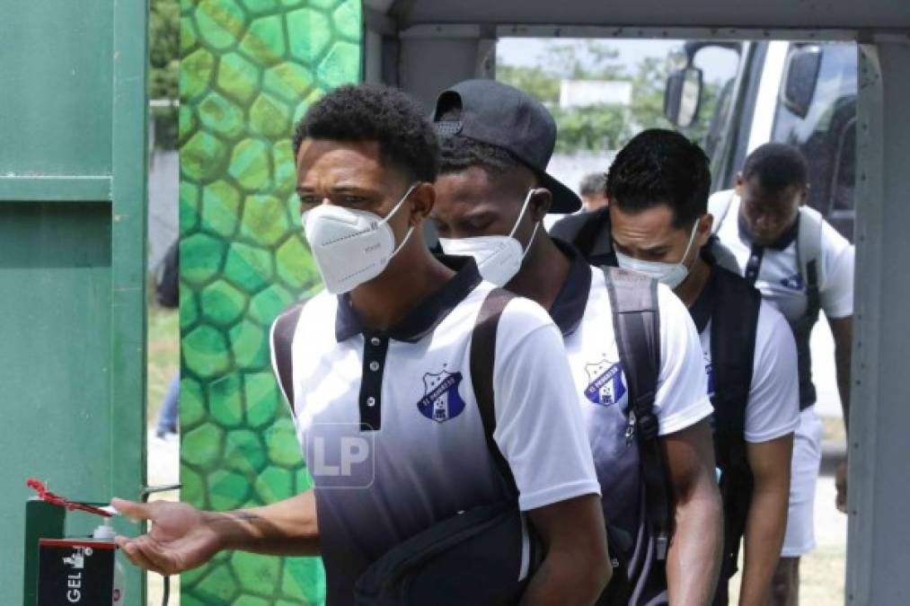 Los jugadores del Honduras Progreso pasando por las medidas de bioseguridad en la entrada al estadio Yankel Rosenthal.