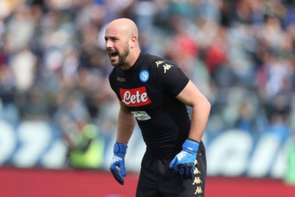 Según SportMediaset, el PSG volvería a estar interesado en hacerse con el portero español del Napoli, Pepe Reina, al que ya estuvo a punto de fichar el pasado verano.