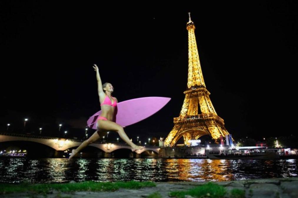 PARÍS. Protesta ecológica. La surfista Alison Teal cruzó el río Sena para pedir que se intensifique lucha contra el cambio climático.