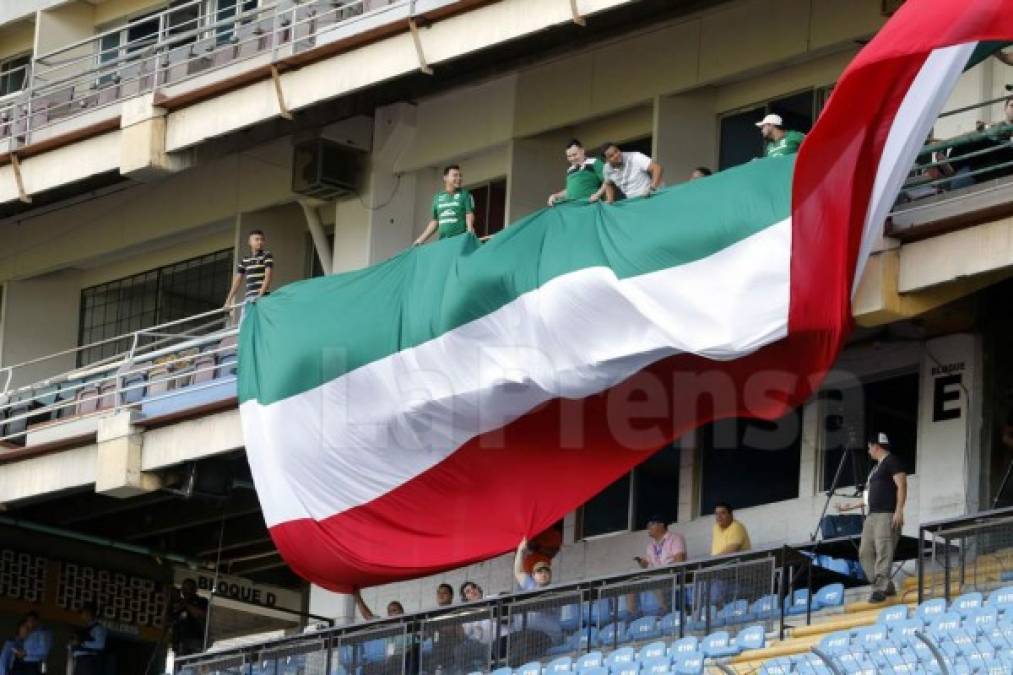 A pesar de que el partido fue a puertas cerradas, varios aficionados del Marathón estuvieron en palco y pusieron una bandera grande del equipo.