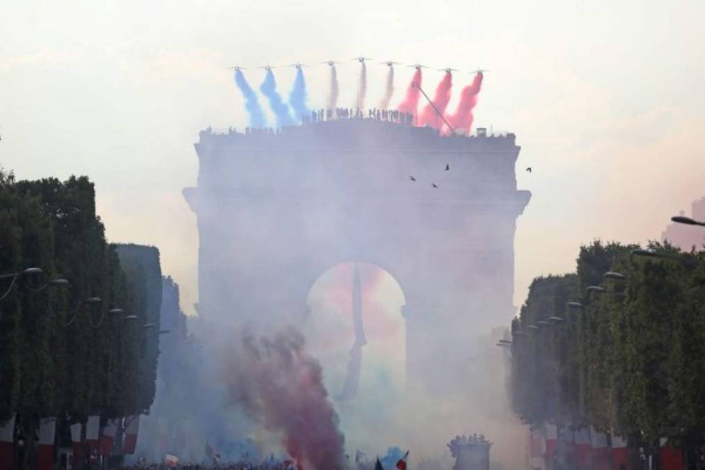 Miles de personas coparon las calles con banderas y bengalas de humo.