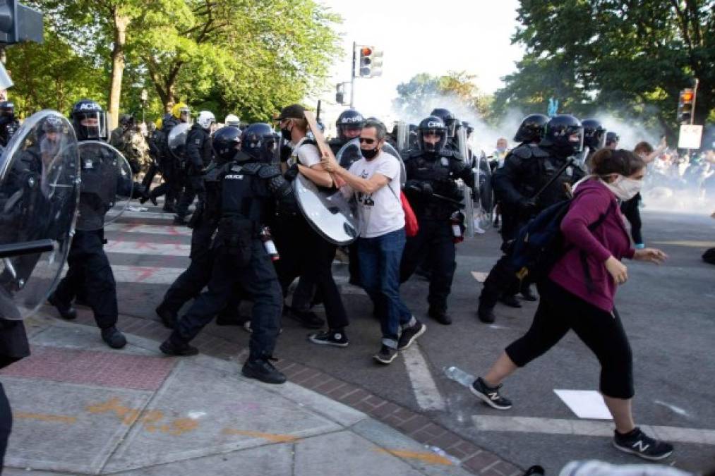 La alcaldesa del Distrito de Columbia, Muriel Bowser, criticó el ataque de la policía federal a los manifestantes, que ante el bloqueo permanecieron alejados de la mansión presidencial.<br/>