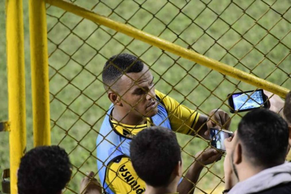 Y para sorpresa de muchos, tras varios meses de críticas, Rony Martínez salió ovacionado por los aficionados del Real España que llegaron al estadio Morazán.